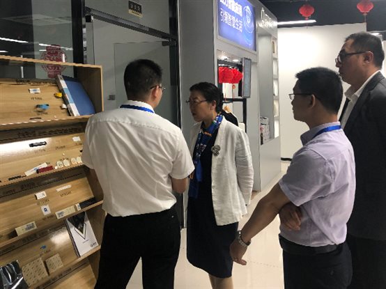 東軟漢楓醫(yī)療科技盧朝霞董事長(zhǎng)一行了解廈門(mén)艾歐特科技的RFID標(biāo)簽產(chǎn)品