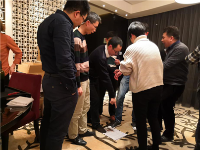 廈門艾歐特科技舉行的“抱團(tuán)站”團(tuán)隊協(xié)作游戲激烈討論中