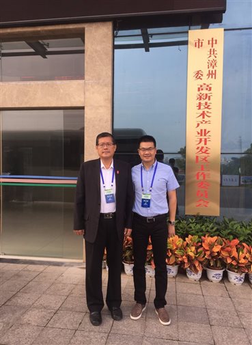 艾歐特科技董事長林和瑞與臺灣云端服務協(xié)會張葆生教授與高新區(qū)簽署協(xié)議前的合影