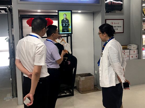 向盧朝霞董事長(zhǎng)一行介紹廈門(mén)艾歐特科技的智慧服裝零售解決方案