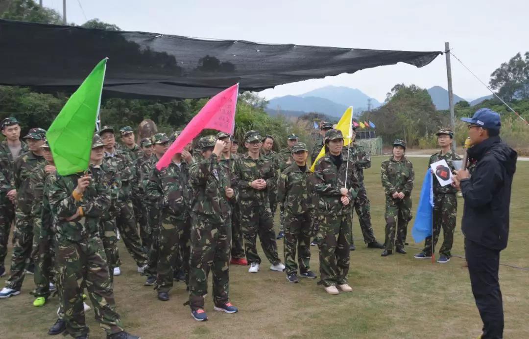 全員團(tuán)隊換上軍裝后的活動現(xiàn)場