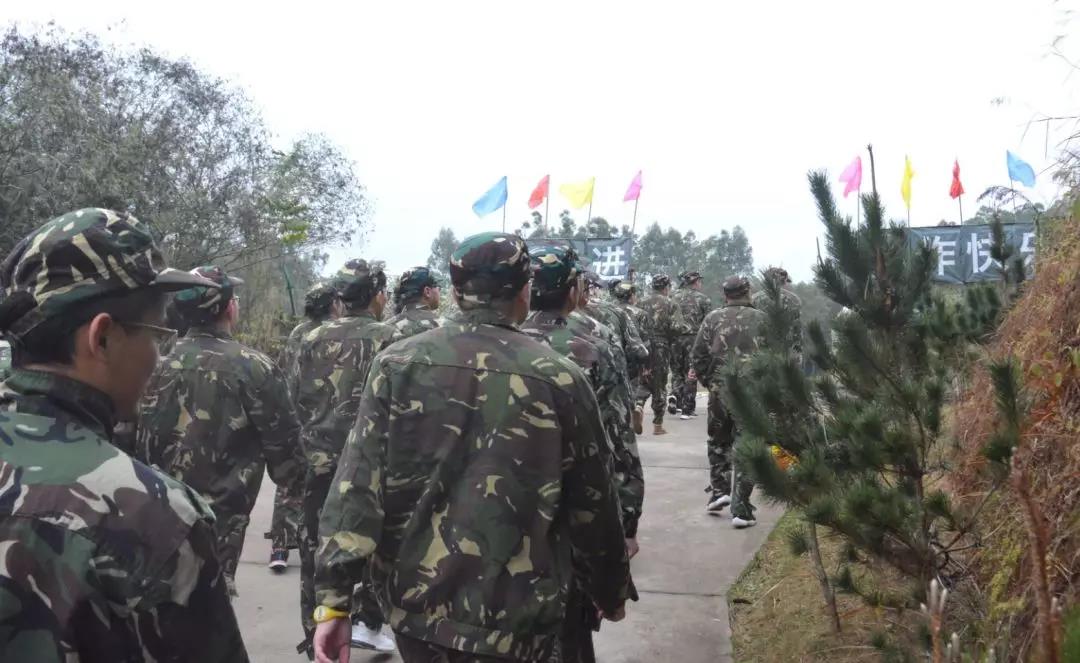 全員團(tuán)隊換上軍裝