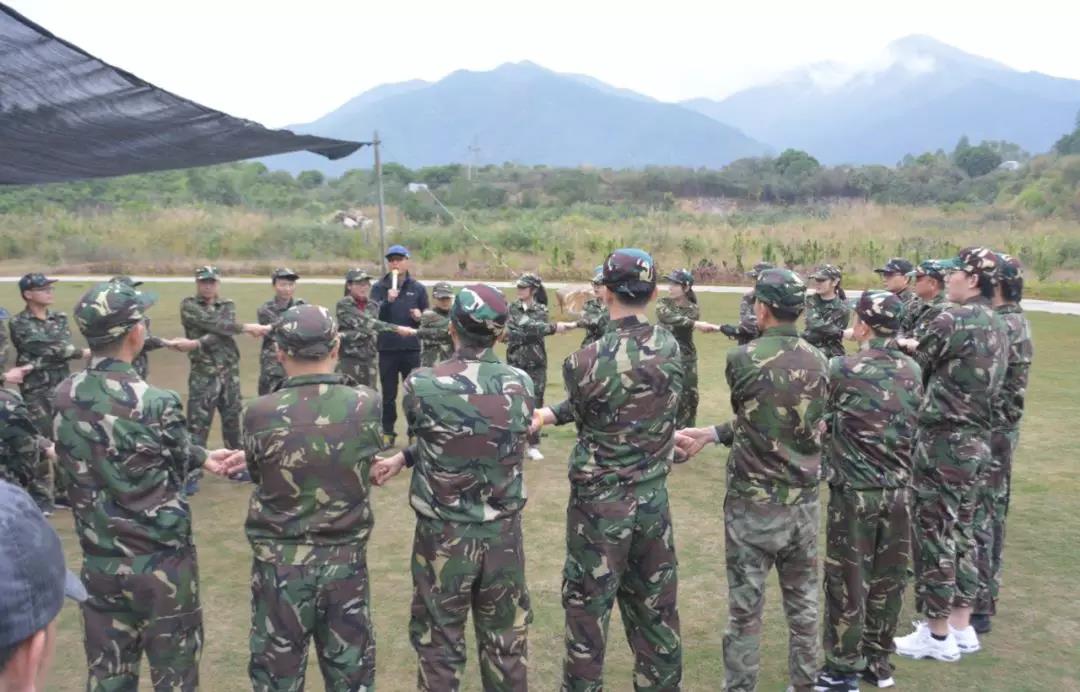全員團(tuán)隊換上軍裝后的活動現(xiàn)場